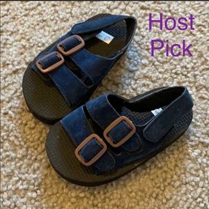 Blue velvety sandals